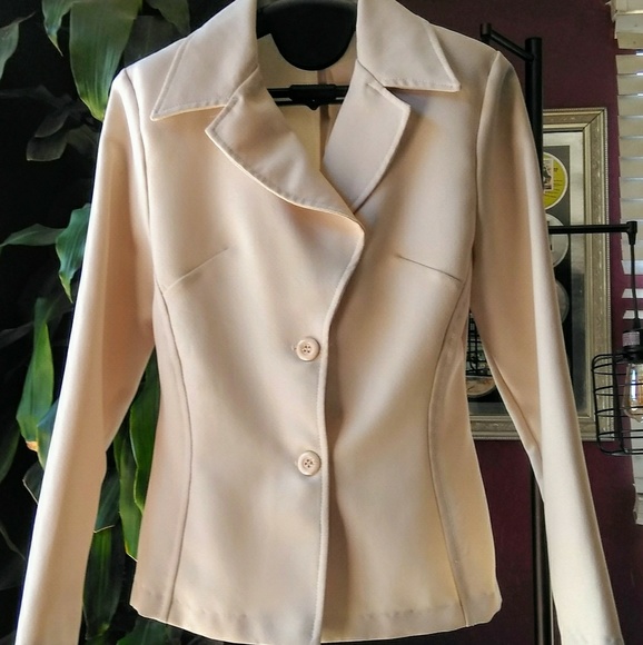 A skirt suit - Picture 1 of 4